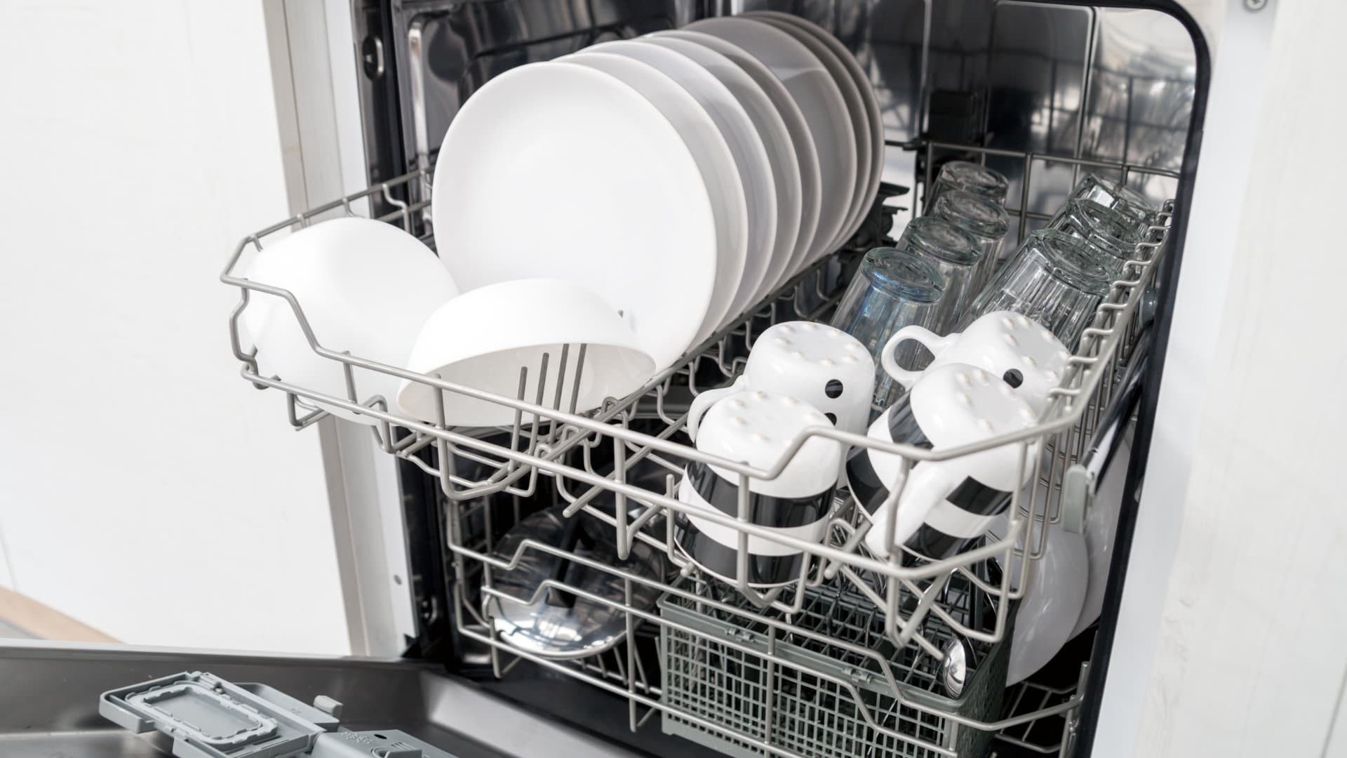 Amana Dishwasher Not Draining? Troubleshoot and Fix Now!